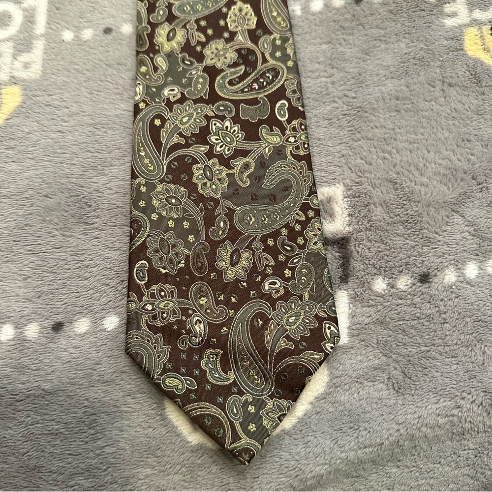 Geoffrey Beene 100% Silk Paisley Print Tie